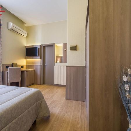 Hotel Est פיומבינו מראה חיצוני תמונה