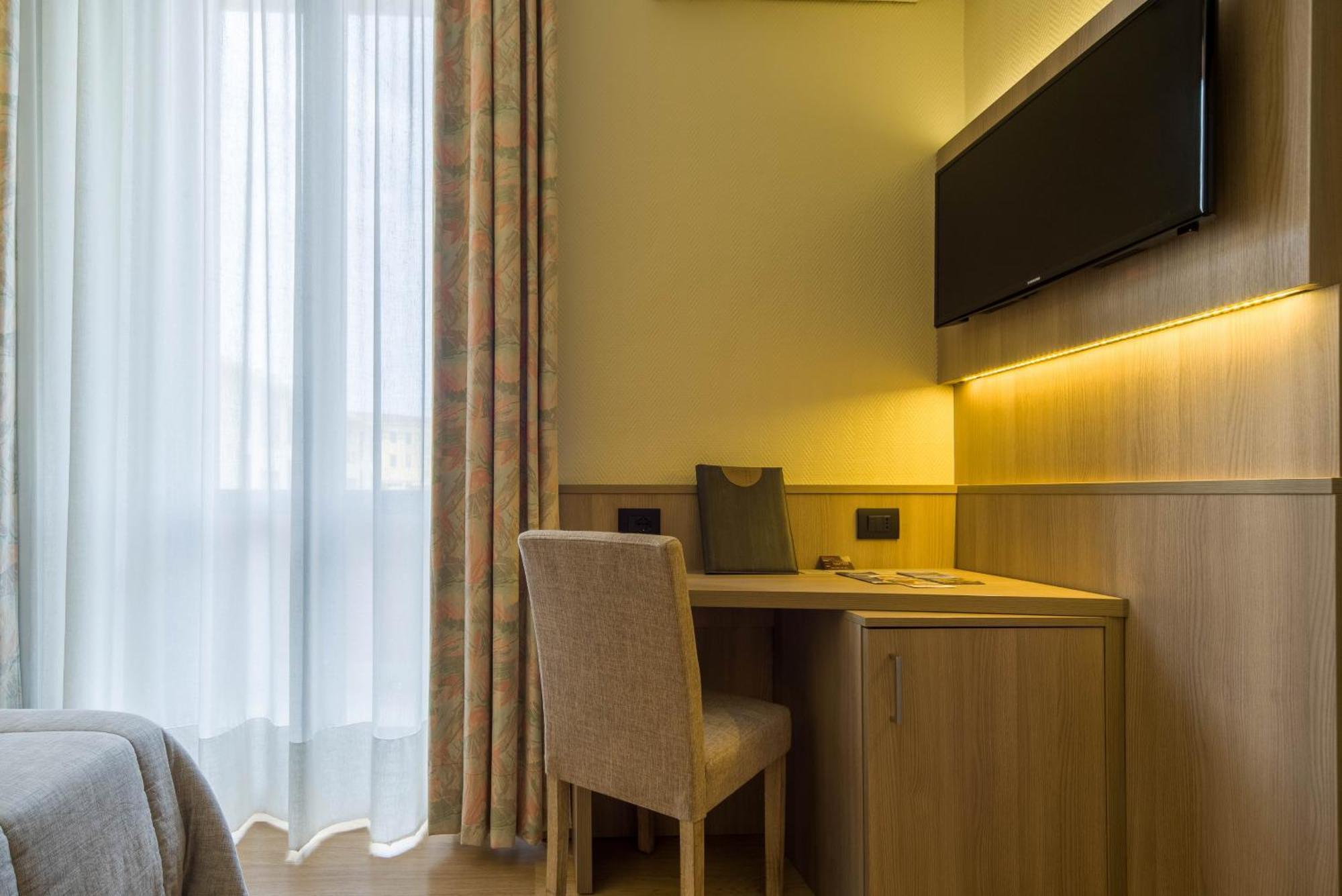 Hotel Est פיומבינו מראה חיצוני תמונה
